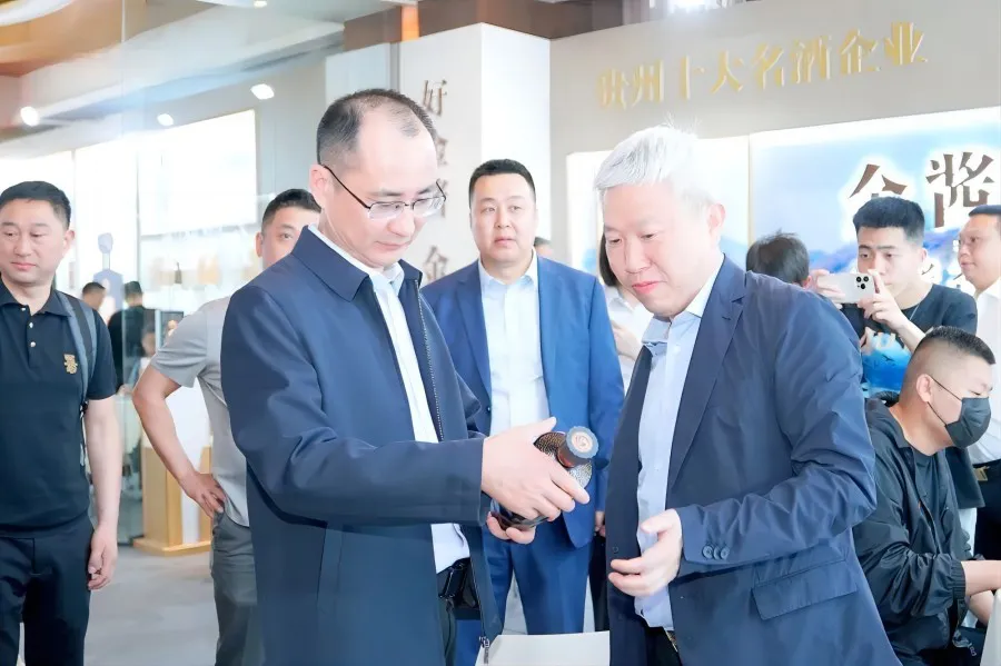 遵義市委常委、仁懷市委書記蘆忠于蒞臨成都糖酒會親臨金醬展廳進行指導工作
